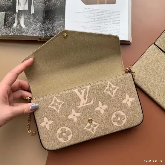 First bag ru POCHETTE LOUIS FÉLICIE VUITTON 0430